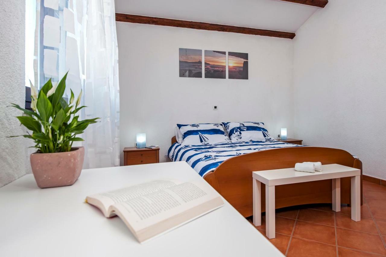 Apartment Bora Ровинь Экстерьер фото